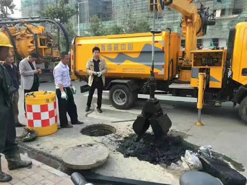 江城街道：网格员化身“清道夫”，为民解忧疏通“堵心”化粪池