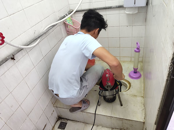 江城管道堵塞冒臭气 专业师傅现场解决问题